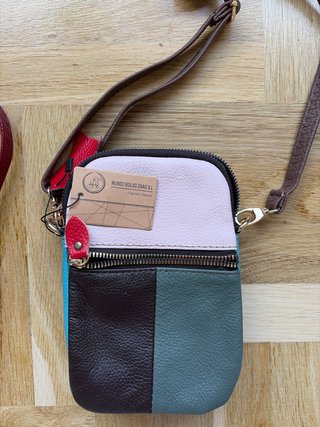 Bolso bandolera multicolor, de piel