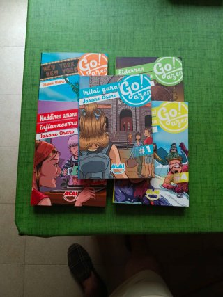Colección libros de "Goazen" en euskera.
