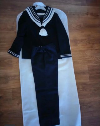 Traje comunión azul marino y blanco.