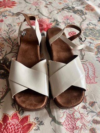 Sandalias beige y marrones