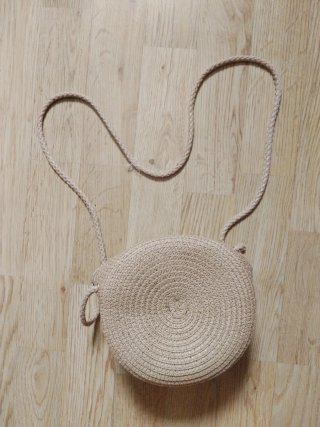 Bolso redondo de rafia