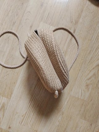 Bolso redondo de rafia