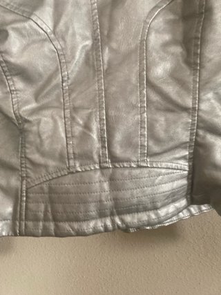 Chaqueta plateada Osley talla L con cuello de pelo