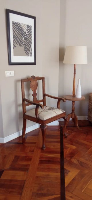 Sillas antiguas de madera y tela