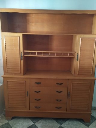 Mueble de madera con puertas y cajones