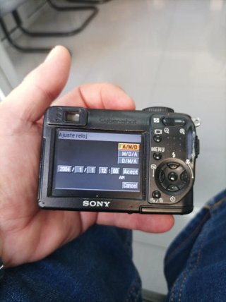 Fotocamera Sony Cyber-shot con zoom ottico 3x