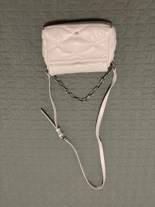 Bolso bandolera blanco con cadena plateada