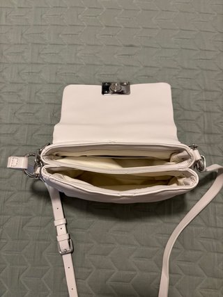 Bolso bandolera blanco con cadena plateada