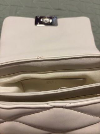 Bolso bandolera blanco con cadena plateada