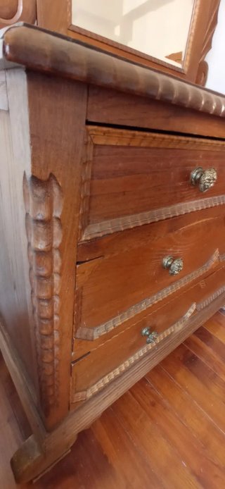 Tocador antiguo de madera con espejo