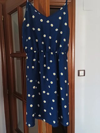 Vestido de verano azul con flores