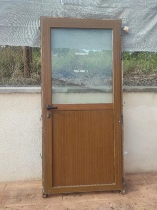 Puerta aluminio con cristal y manilla y cerradura