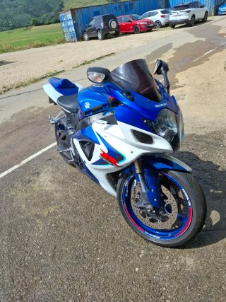 Suzuki GSX-R Sportbike Azul y Blanca
