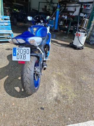 Suzuki GSX-R Sportbike Azul y Blanca