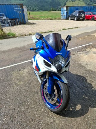 Suzuki GSX-R Sportbike Azul y Blanca