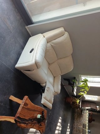 Sofá de piel beige