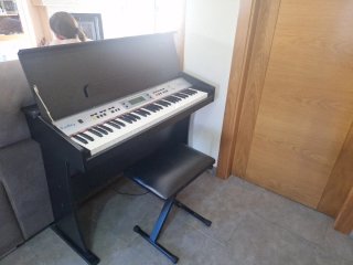 Piano digital 61 teclas con mueble + banqueta