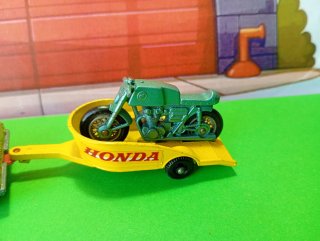 Ford Cortina y remolque con moto Honda Matchbox