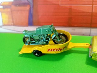 Ford Cortina y remolque con moto Honda Matchbox