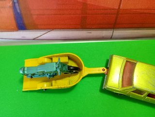 Ford Cortina y remolque con moto Honda Matchbox