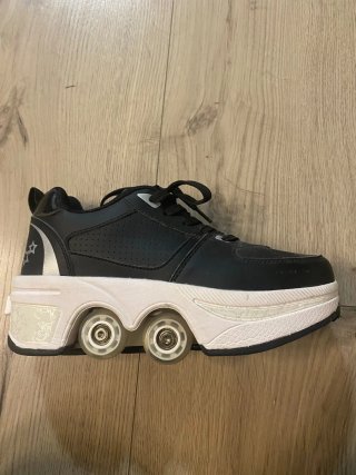 Zapatillas con ruedas negras y blancas