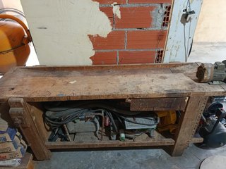 Banco de trabajo antiguo de madera