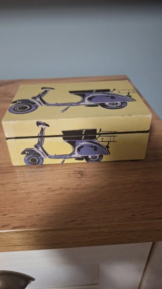 Caja de madera decorada con Vespas
