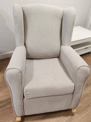 Sillón balancín tapizado beige