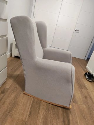 Sillón balancín tapizado beige