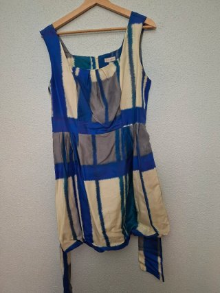 Vestido estampado azul y beige.