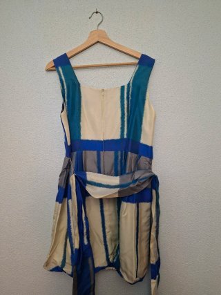 Vestido estampado azul y beige.