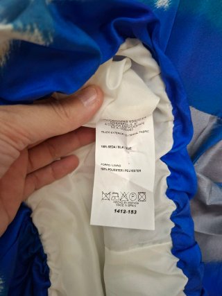 Vestido estampado azul y beige.