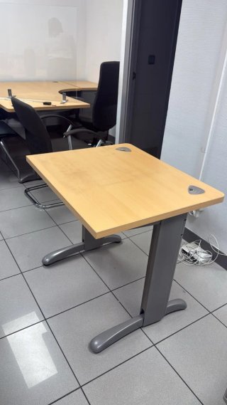 Mesa auxiliar de oficina madera y metal. 20€
