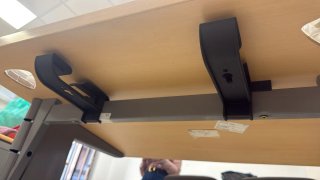 Mesa auxiliar de oficina madera y metal. 20€