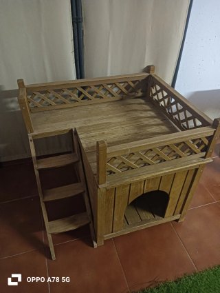 Caseta de madera mascota con terraza y escalera