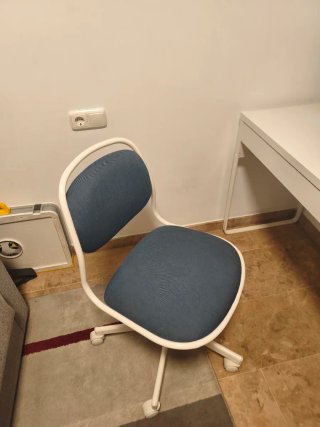 Silla giratoria de escritorio azul y blanca