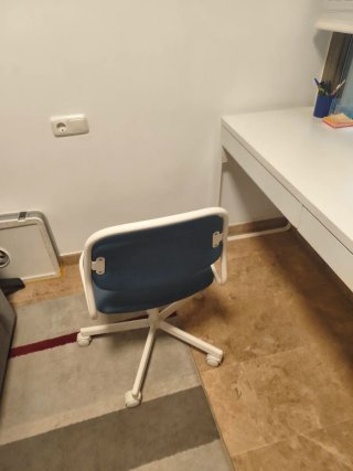 Silla giratoria de escritorio azul y blanca