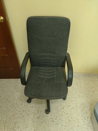 Silla de escritorio ergonómica gris