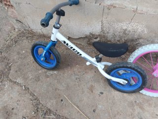 Bicicleta de equilibrio infantil blanca y azul