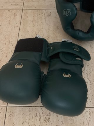 Pack Venum Muay Thai: Guantes, Casco y Espinillera