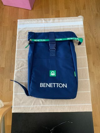 Mochila Benetton azul con solapa