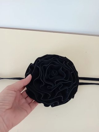 Original cinturón con flor, negro