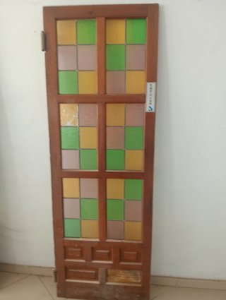 Puerta de madera con cristales de colores plomada