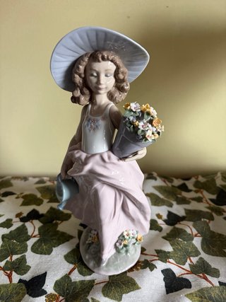 Figura Lladro Niña con Flores