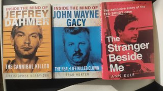 Lote 3 libros en inglés sobre asesinos en serie