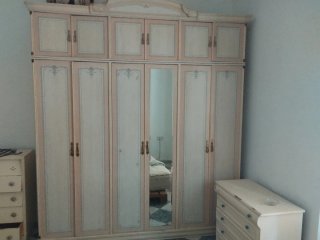 Armario beige 6 puertas con espejo