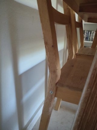 Mesa y asientos de madera