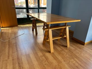 Mesa de madera con caballetes