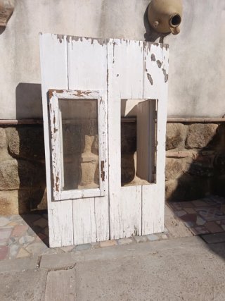 Ventana antigua de madera blanca
