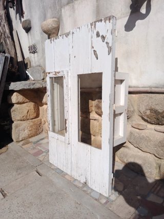 Ventana antigua de madera blanca